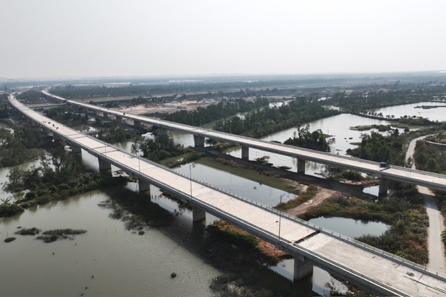 Cựu Giám đốc BQL Dự án Quảng Ninh bị cáo buộc nhận hơn 9 tỷ đồng từ các nhà thầu- Ảnh 1. Cựu Giám đốc BQL Dự án Quảng Ninh bị cáo buộc nhận hơn 9 tỷ đồng từ các nhà thầu- Ảnh 1.