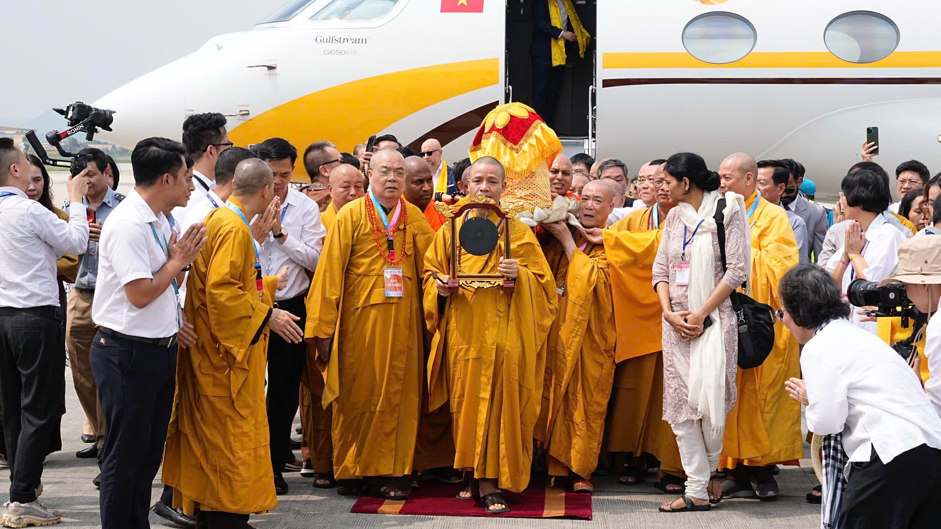 Cung rước xá lợi Phật tại sân bay Nội Bài- Ảnh 3. Cung rước xá lợi Phật tại sân bay Nội Bài- Ảnh 3.