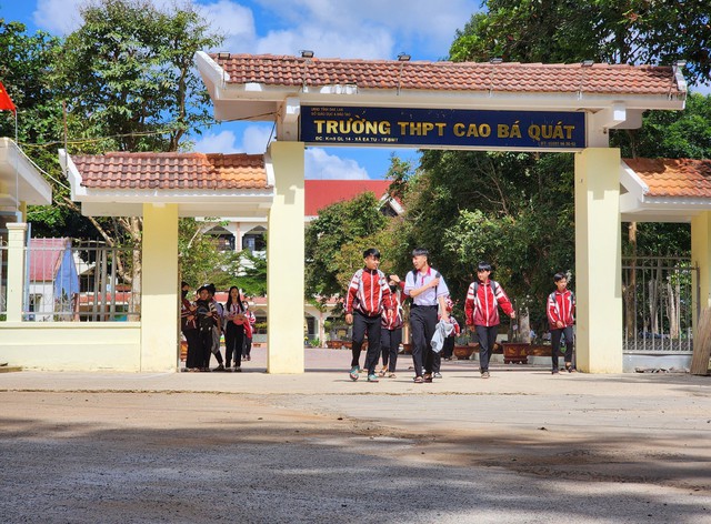 Vụ nhiều học sinh lớp 12 “tự nguyện” xin nghỉ học: Hiệu trưởng hẹn gặp, nói “có thi cũng không đậu”- Ảnh 2. Vụ nhiều học sinh lớp 12 “tự nguyện” xin nghỉ học: Hiệu trưởng hẹn gặp, nói “có thi cũng không đậu”- Ảnh 2.