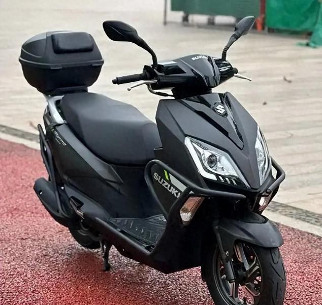 Chiếc xe tay ga không ABS của nhà Suzuki khiến thị trường Trung Quốc 'náo loạn': Người dùng nóng ruột, hãng vẫn im lặng!- Ảnh 1. Chiếc xe tay ga không ABS của nhà Suzuki khiến thị trường Trung Quốc 'náo loạn': Người dùng nóng ruột, hãng vẫn im lặng!- Ảnh 1.
