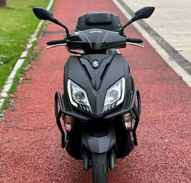Chiếc xe tay ga không ABS của nhà Suzuki khiến thị trường Trung Quốc 'náo loạn': Người dùng nóng ruột, hãng vẫn im lặng!- Ảnh 4. Chiếc xe tay ga không ABS của nhà Suzuki khiến thị trường Trung Quốc 'náo loạn': Người dùng nóng ruột, hãng vẫn im lặng!- Ảnh 4.
