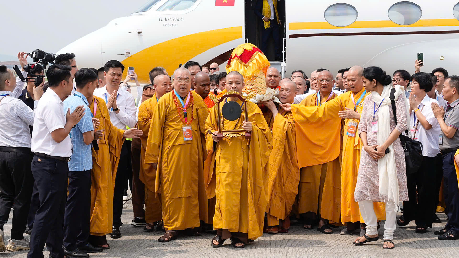 Cung rước xá lợi Phật tại sân bay Nội Bài- Ảnh 1. Cung rước xá lợi Phật tại sân bay Nội Bài- Ảnh 1.