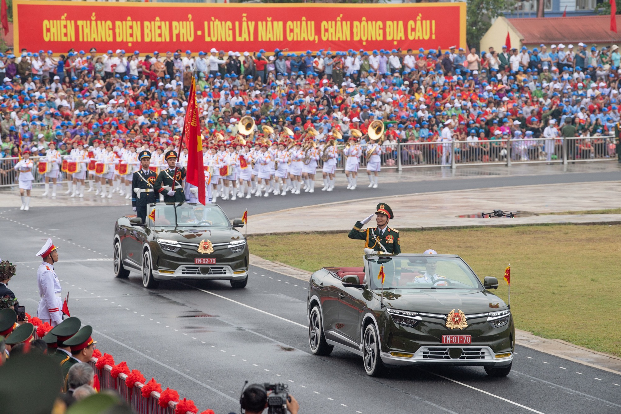 Cơ hội xem tận mắt bộ đôi VinFast VF 8 mui trần tại Hải Phòng: Thiết kế như xe thương mại, có 2 phiên bản- Ảnh 4. Cơ hội xem tận mắt bộ đôi VinFast VF 8 mui trần tại Hải Phòng: Thiết kế như xe thương mại, có 2 phiên bản- Ảnh 4.