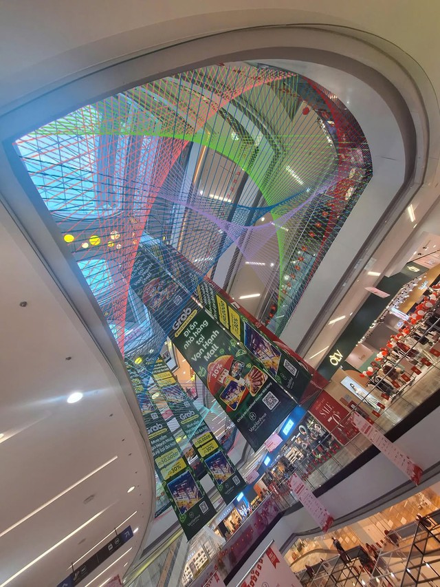 Hình ảnh mới của lưới an toàn tại Vạn Hạnh Mall gây ngỡ ngàng, người tận mắt chứng kiến thốt lên 1 điều- Ảnh 6. Hình ảnh mới của lưới an toàn tại Vạn Hạnh Mall gây ngỡ ngàng, người tận mắt chứng kiến thốt lên 1 điều- Ảnh 6.