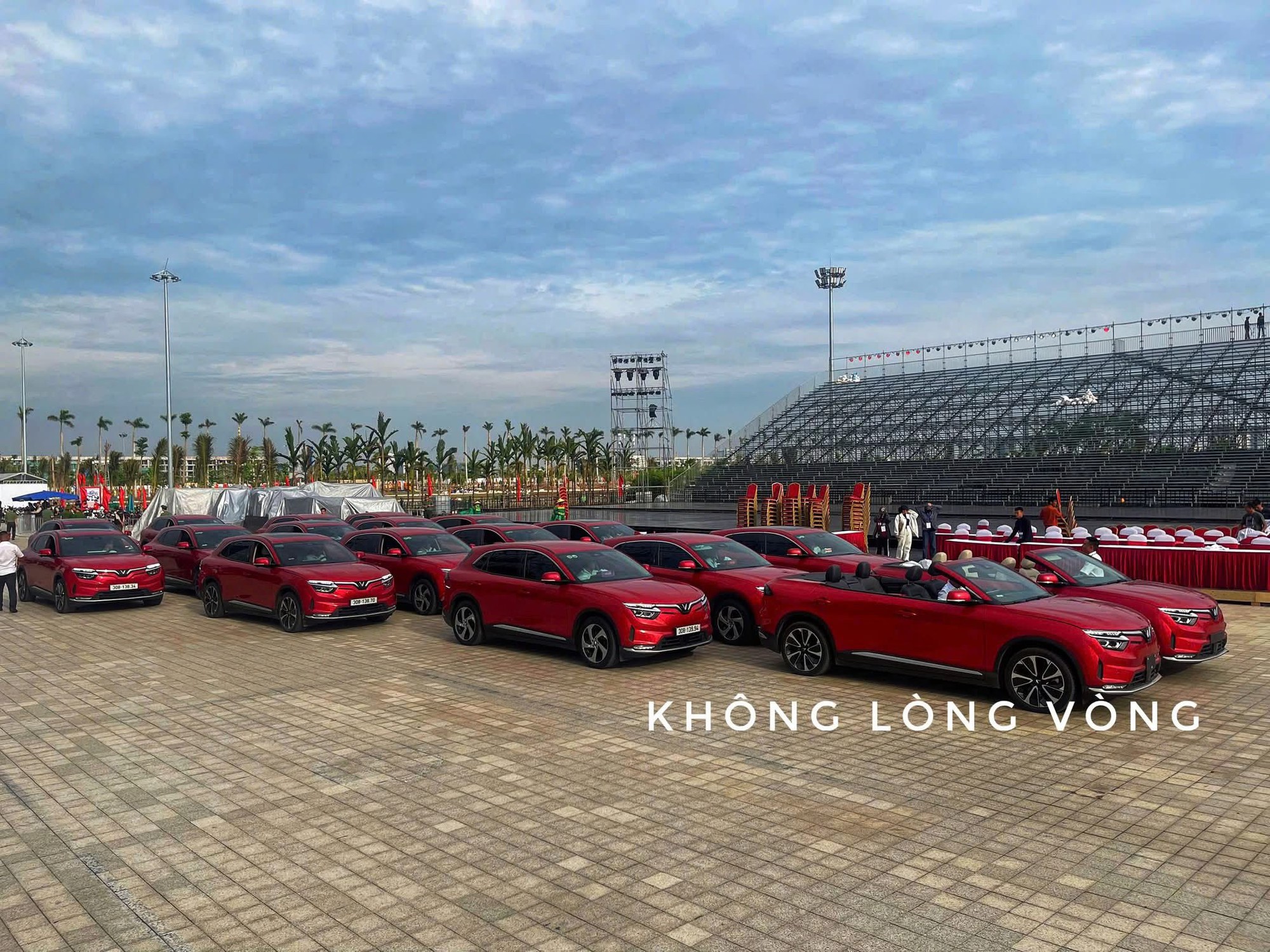 Cơ hội xem tận mắt bộ đôi VinFast VF 8 mui trần tại Hải Phòng: Thiết kế như xe thương mại, có 2 phiên bản- Ảnh 1. Cơ hội xem tận mắt bộ đôi VinFast VF 8 mui trần tại Hải Phòng: Thiết kế như xe thương mại, có 2 phiên bản- Ảnh 1.