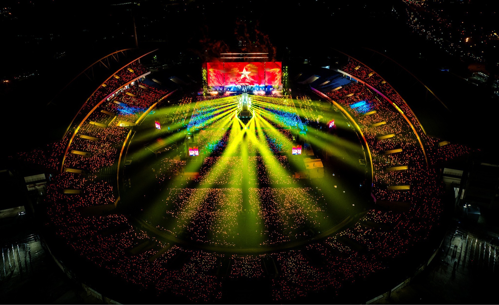 Muốn thấy đẳng cấp đỉnh lưu của HIEUTHUHAI hãy xem video này, concert quốc tế cũng chỉ đến thế là cùng!- Ảnh 1. Muốn thấy đẳng cấp đỉnh lưu của HIEUTHUHAI hãy xem video này, concert quốc tế cũng chỉ đến thế là cùng!- Ảnh 1.