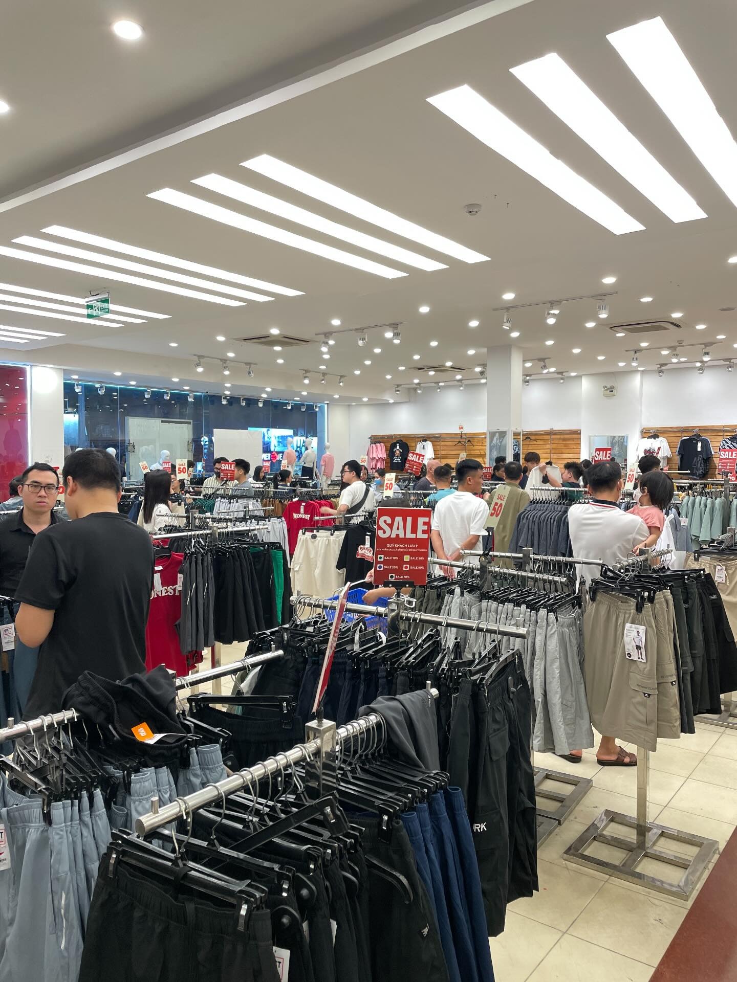 Cõi mạng đồn brand thời trang Việt 22 năm tuổi đóng cửa: Dân tình xếp hàng dài mua đồ sale sập sàn trong nước mắt- Ảnh 6. Cõi mạng đồn brand thời trang Việt 22 năm tuổi đóng cửa: Dân tình xếp hàng dài mua đồ sale sập sàn trong nước mắt- Ảnh 6.