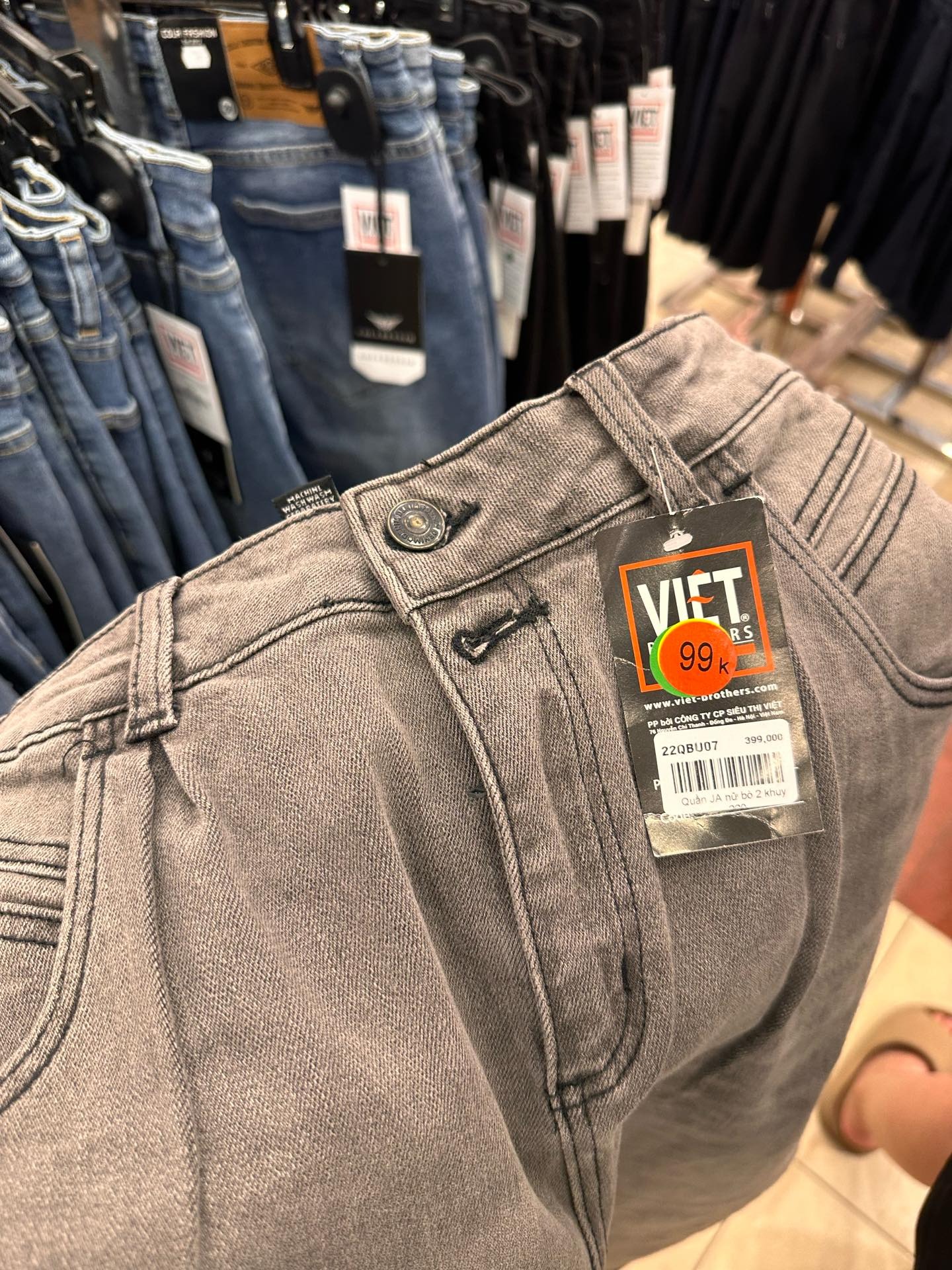 Cõi mạng đồn brand thời trang Việt 22 năm tuổi đóng cửa: Dân tình xếp hàng dài mua đồ sale sập sàn trong nước mắt- Ảnh 4. Cõi mạng đồn brand thời trang Việt 22 năm tuổi đóng cửa: Dân tình xếp hàng dài mua đồ sale sập sàn trong nước mắt- Ảnh 4.