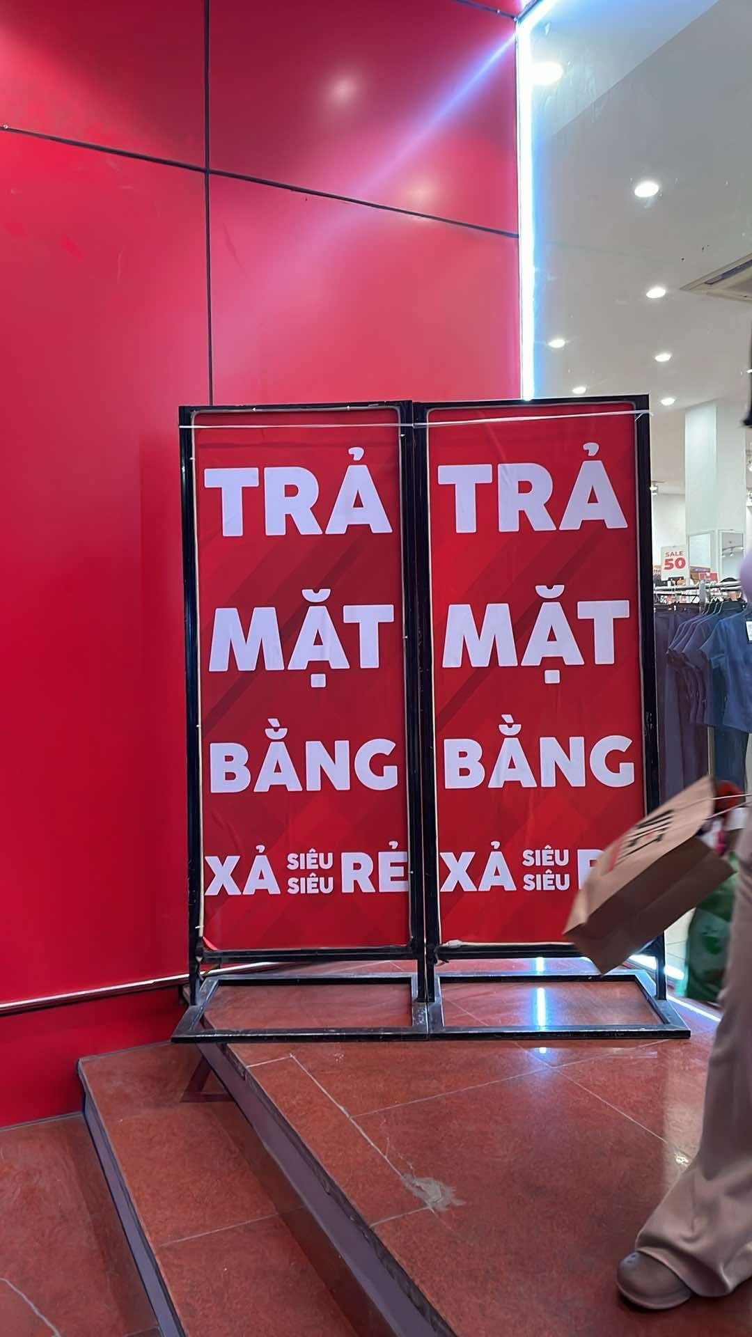 Cõi mạng đồn brand thời trang Việt 22 năm tuổi đóng cửa: Dân tình xếp hàng dài mua đồ sale sập sàn trong nước mắt- Ảnh 2. Cõi mạng đồn brand thời trang Việt 22 năm tuổi đóng cửa: Dân tình xếp hàng dài mua đồ sale sập sàn trong nước mắt- Ảnh 2.