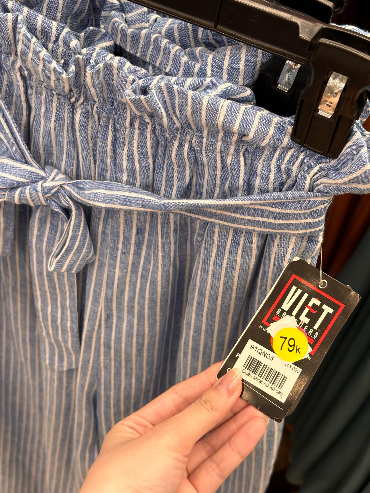 Cõi mạng đồn brand thời trang Việt 22 năm tuổi đóng cửa: Dân tình xếp hàng dài mua đồ sale sập sàn trong nước mắt- Ảnh 5. Cõi mạng đồn brand thời trang Việt 22 năm tuổi đóng cửa: Dân tình xếp hàng dài mua đồ sale sập sàn trong nước mắt- Ảnh 5.