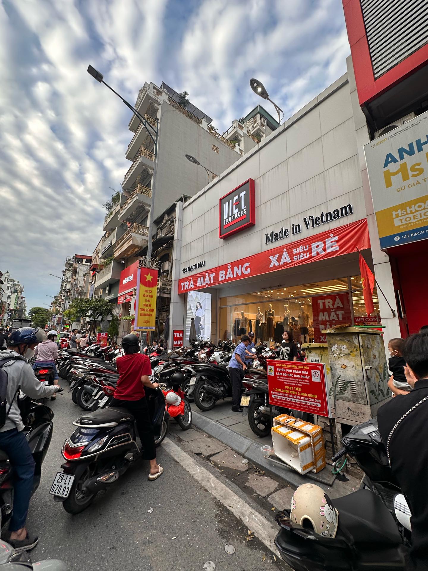 Cõi mạng đồn brand thời trang Việt 22 năm tuổi đóng cửa: Dân tình xếp hàng dài mua đồ sale sập sàn trong nước mắt- Ảnh 1. Cõi mạng đồn brand thời trang Việt 22 năm tuổi đóng cửa: Dân tình xếp hàng dài mua đồ sale sập sàn trong nước mắt- Ảnh 1.