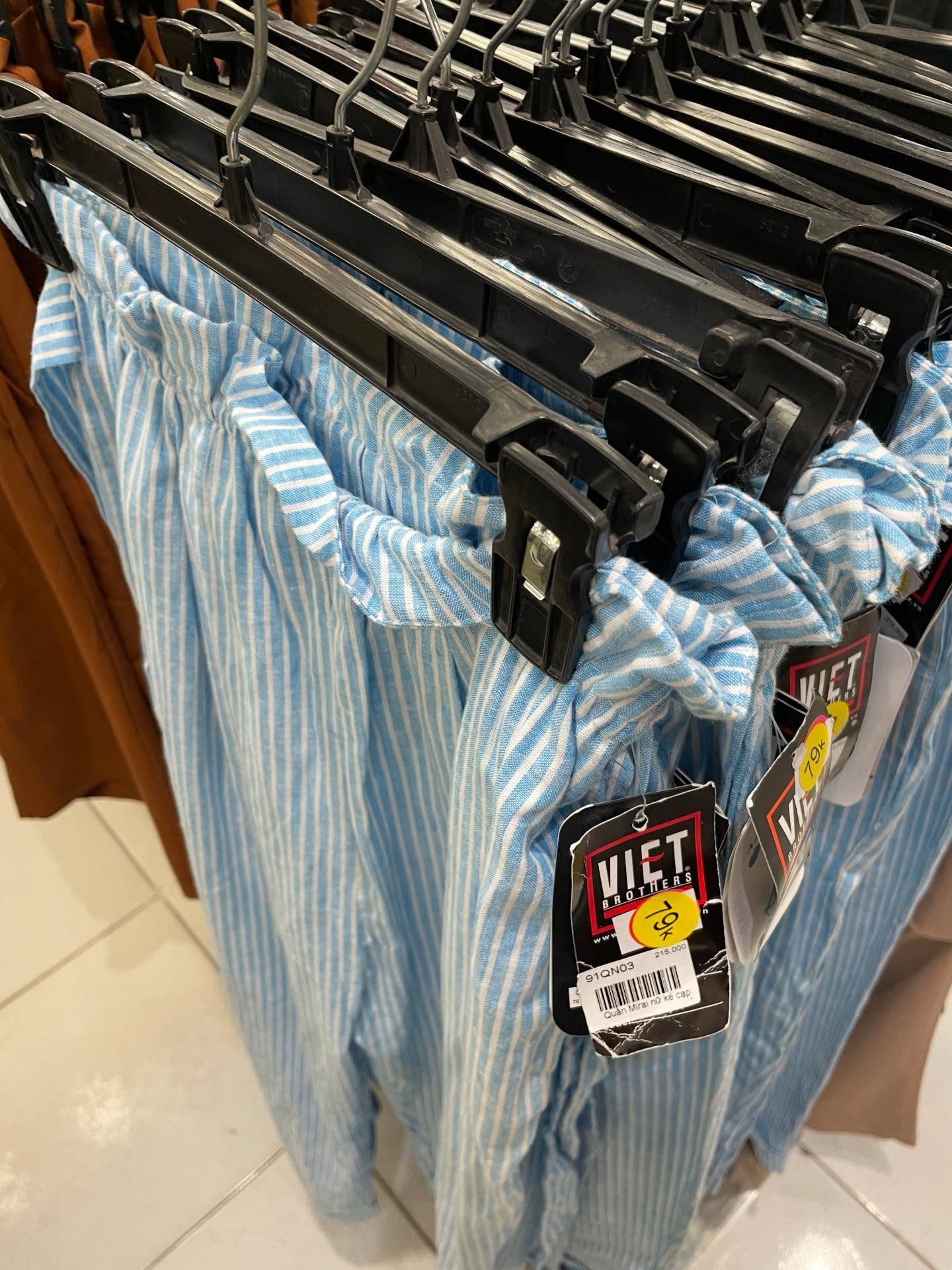 Cõi mạng đồn brand thời trang Việt 22 năm tuổi đóng cửa: Dân tình xếp hàng dài mua đồ sale sập sàn trong nước mắt- Ảnh 3. Cõi mạng đồn brand thời trang Việt 22 năm tuổi đóng cửa: Dân tình xếp hàng dài mua đồ sale sập sàn trong nước mắt- Ảnh 3.