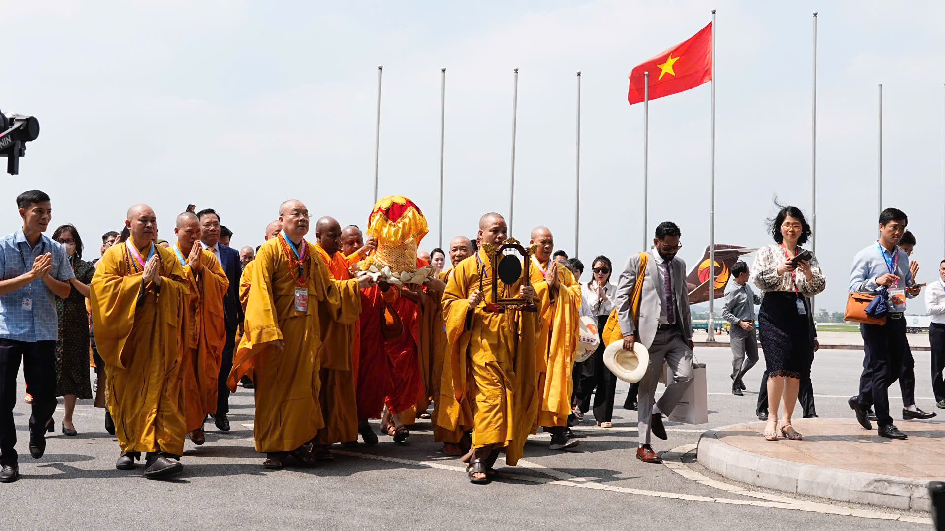 Cung rước xá lợi Phật tại sân bay Nội Bài- Ảnh 6. Cung rước xá lợi Phật tại sân bay Nội Bài- Ảnh 6.