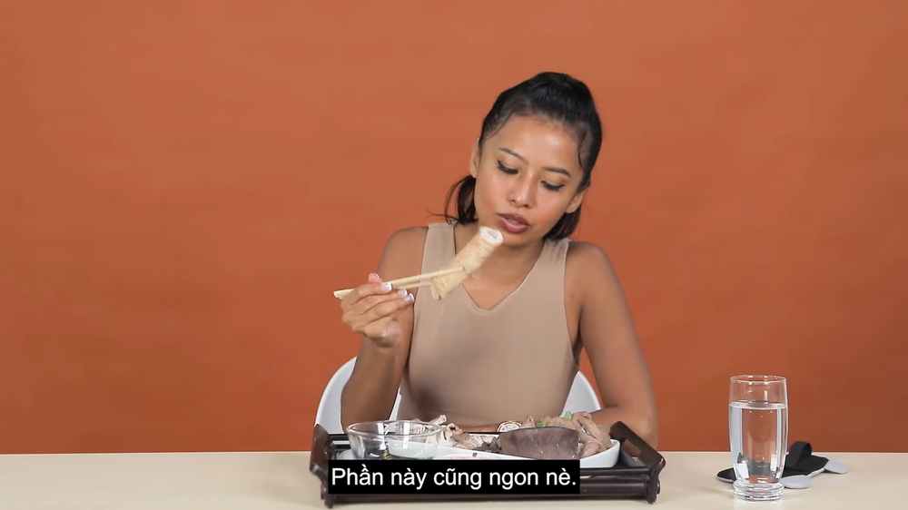 Khách Tây nếm thử món ăn này của Việt Nam rồi chốt lại 1 câu cực hài, "chuẩn không cần chỉnh"- Ảnh 9. Khách Tây nếm thử món ăn này của Việt Nam rồi chốt lại 1 câu cực hài, "chuẩn không cần chỉnh"- Ảnh 9.