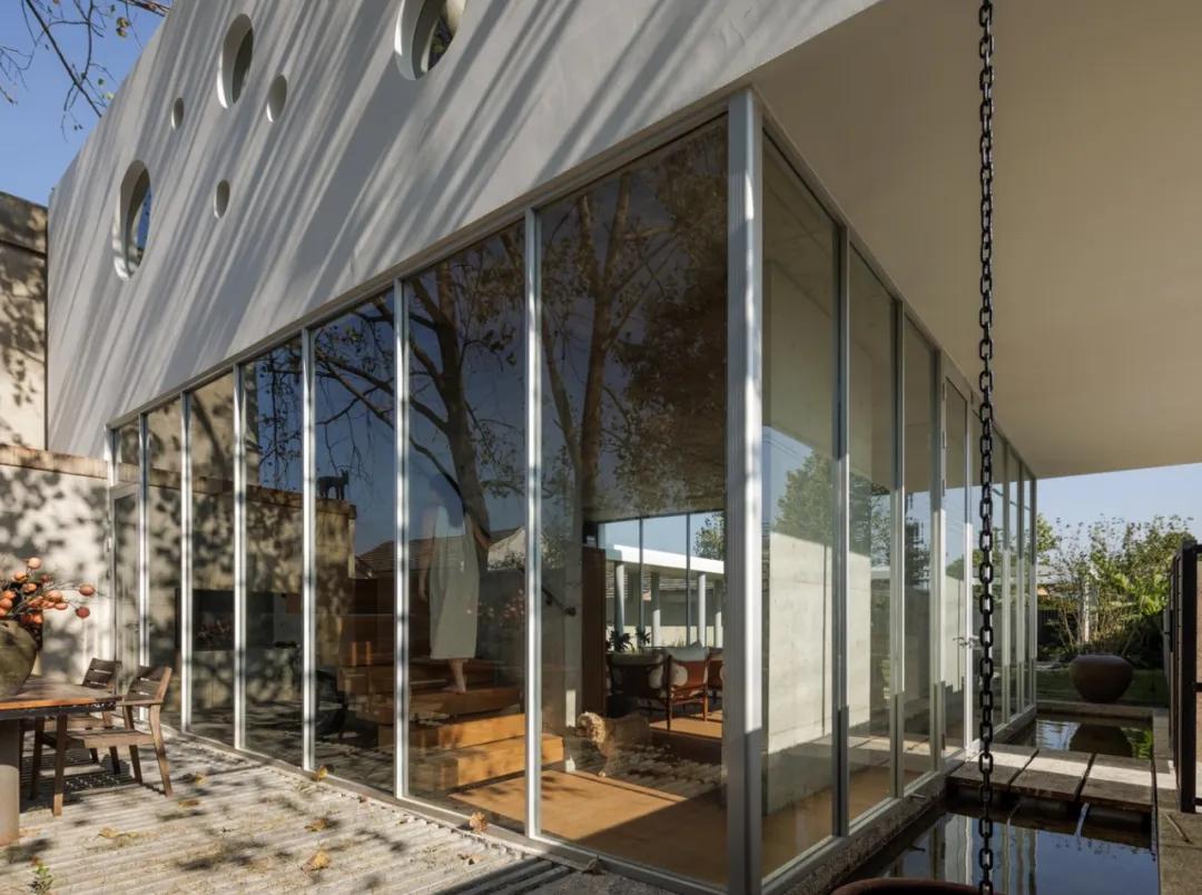 Người đàn ông thuê đất 20 năm, chi 6 tỷ đồng xây biệt thự “trong suốt” 220m2 để nghỉ hưu ở tuổi 49 khiến ai cũng trầm trồ- Ảnh 2. Người đàn ông thuê đất 20 năm, chi 6 tỷ đồng xây biệt thự “trong suốt” 220m2 để nghỉ hưu ở tuổi 49 khiến ai cũng trầm trồ- Ảnh 2.