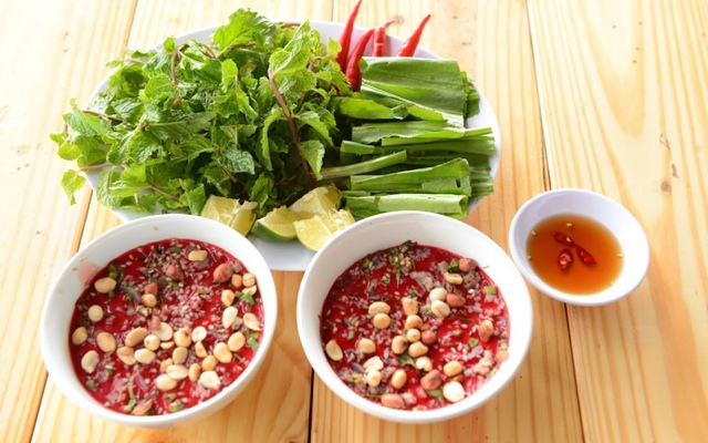 Khách Tây nếm thử món ăn này của Việt Nam rồi chốt lại 1 câu cực hài, "chuẩn không cần chỉnh"- Ảnh 1. Khách Tây nếm thử món ăn này của Việt Nam rồi chốt lại 1 câu cực hài, "chuẩn không cần chỉnh"- Ảnh 1.