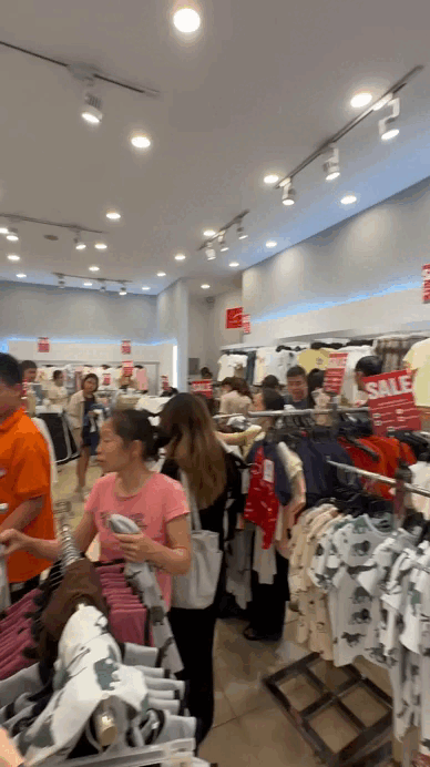 Cõi mạng đồn brand thời trang Việt 22 năm tuổi đóng cửa: Dân tình xếp hàng dài mua đồ sale sập sàn trong nước mắt- Ảnh 10. Cõi mạng đồn brand thời trang Việt 22 năm tuổi đóng cửa: Dân tình xếp hàng dài mua đồ sale sập sàn trong nước mắt- Ảnh 10.