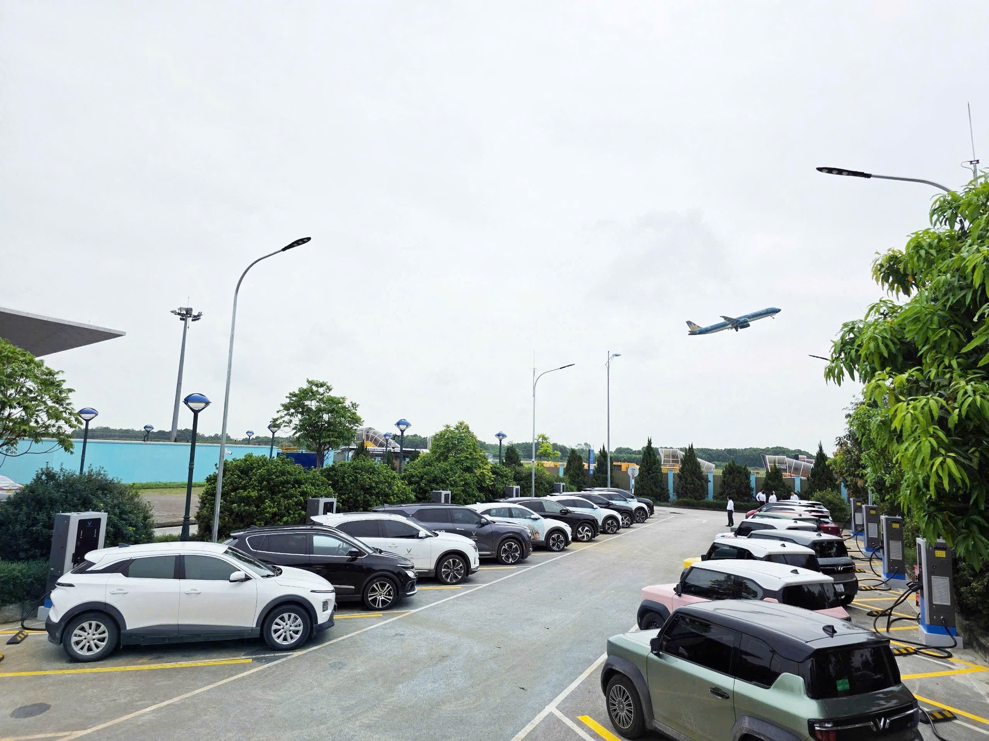 Sân bay đầu tiên của ACV vận hành trạm sạc xe điện Vinfast- Ảnh 1. Sân bay đầu tiên của ACV vận hành trạm sạc xe điện Vinfast- Ảnh 1.