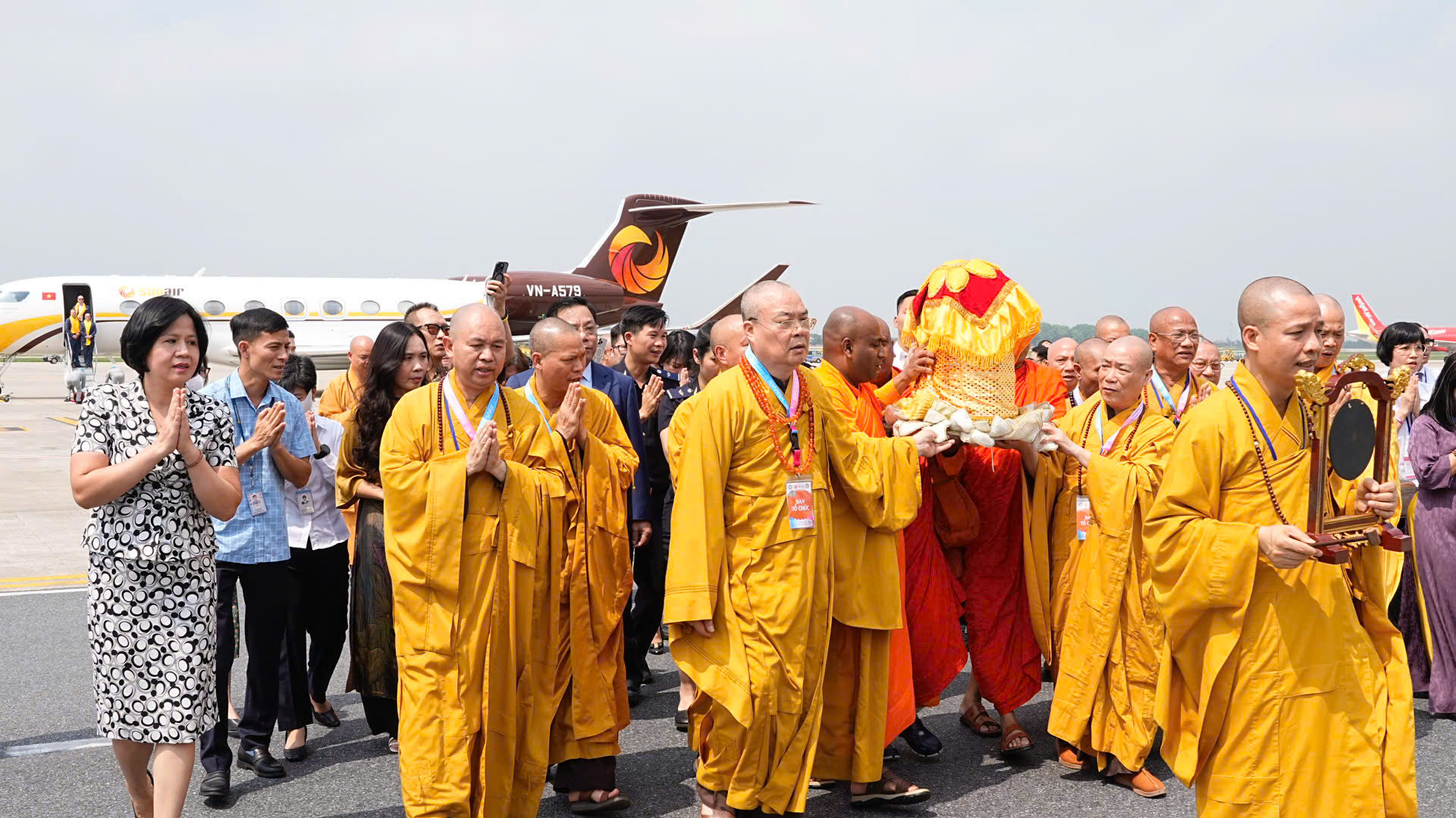 Cung rước xá lợi Phật tại sân bay Nội Bài- Ảnh 5. Cung rước xá lợi Phật tại sân bay Nội Bài- Ảnh 5.