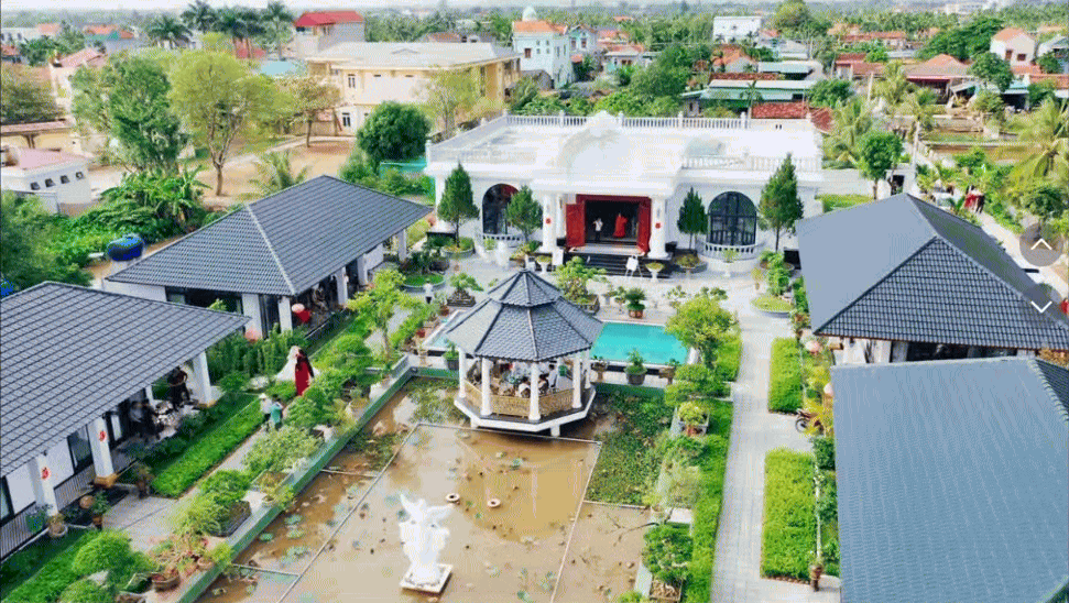 4 anh em ruột xây 4 căn villa giống hệt nhau trong khuôn viên rộng 6.000m2 ở Thanh Hóa: Resort nào đọ nổi đây?- Ảnh 2. 4 anh em ruột xây 4 căn villa giống hệt nhau trong khuôn viên rộng 6.000m2 ở Thanh Hóa: Resort nào đọ nổi đây?- Ảnh 2.