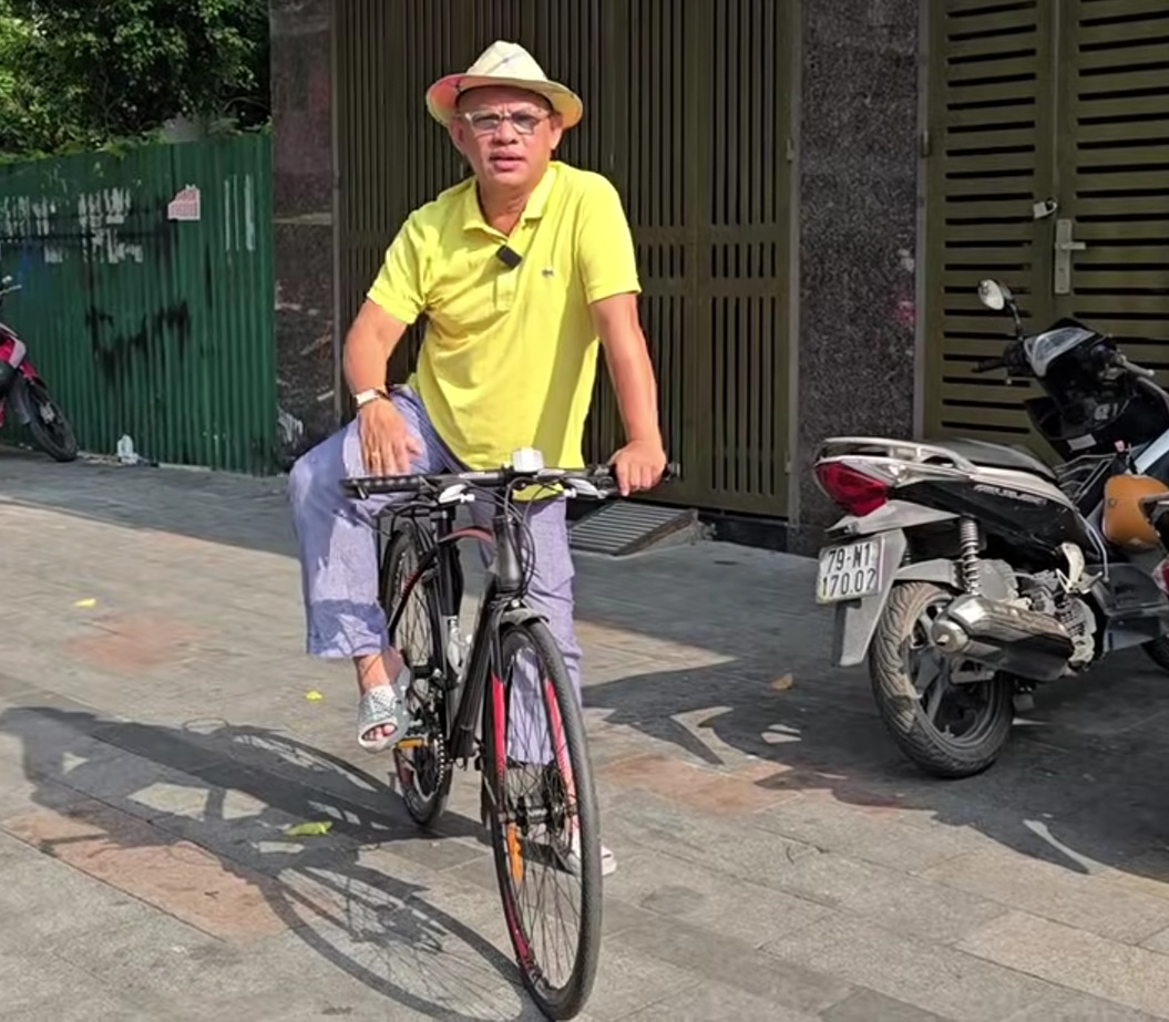 Trùm Điền Quân Color Man phá sản, đạp xe đi làm thuê: "Tôi phải cố trụ việc, không họ đuổi việc"- Ảnh 1. Trùm Điền Quân Color Man phá sản, đạp xe đi làm thuê: "Tôi phải cố trụ việc, không họ đuổi việc"- Ảnh 1.