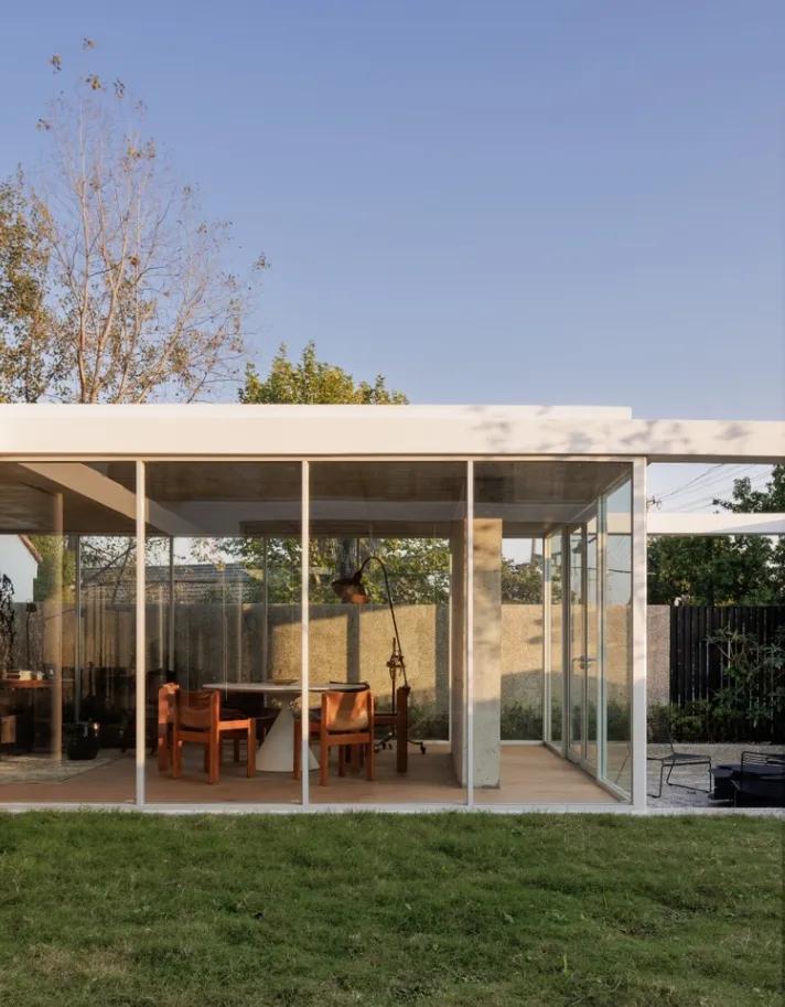 Người đàn ông thuê đất 20 năm, chi 6 tỷ đồng xây biệt thự “trong suốt” 220m2 để nghỉ hưu ở tuổi 49 khiến ai cũng trầm trồ- Ảnh 6. Người đàn ông thuê đất 20 năm, chi 6 tỷ đồng xây biệt thự “trong suốt” 220m2 để nghỉ hưu ở tuổi 49 khiến ai cũng trầm trồ- Ảnh 6.