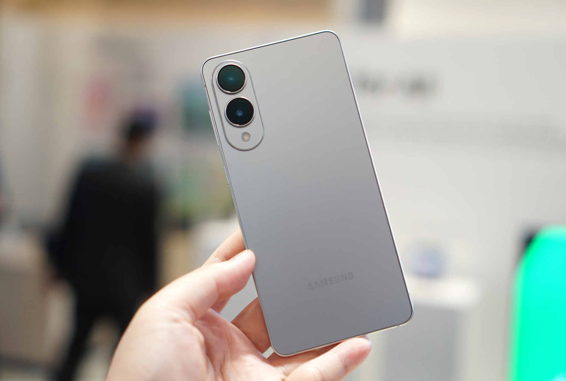 Cận cảnh smartphone mỏng 5,8 mm, giá bán 30 triệu đồng từ Samsung- Ảnh 3. Cận cảnh smartphone mỏng 5,8 mm, giá bán 30 triệu đồng từ Samsung- Ảnh 3.