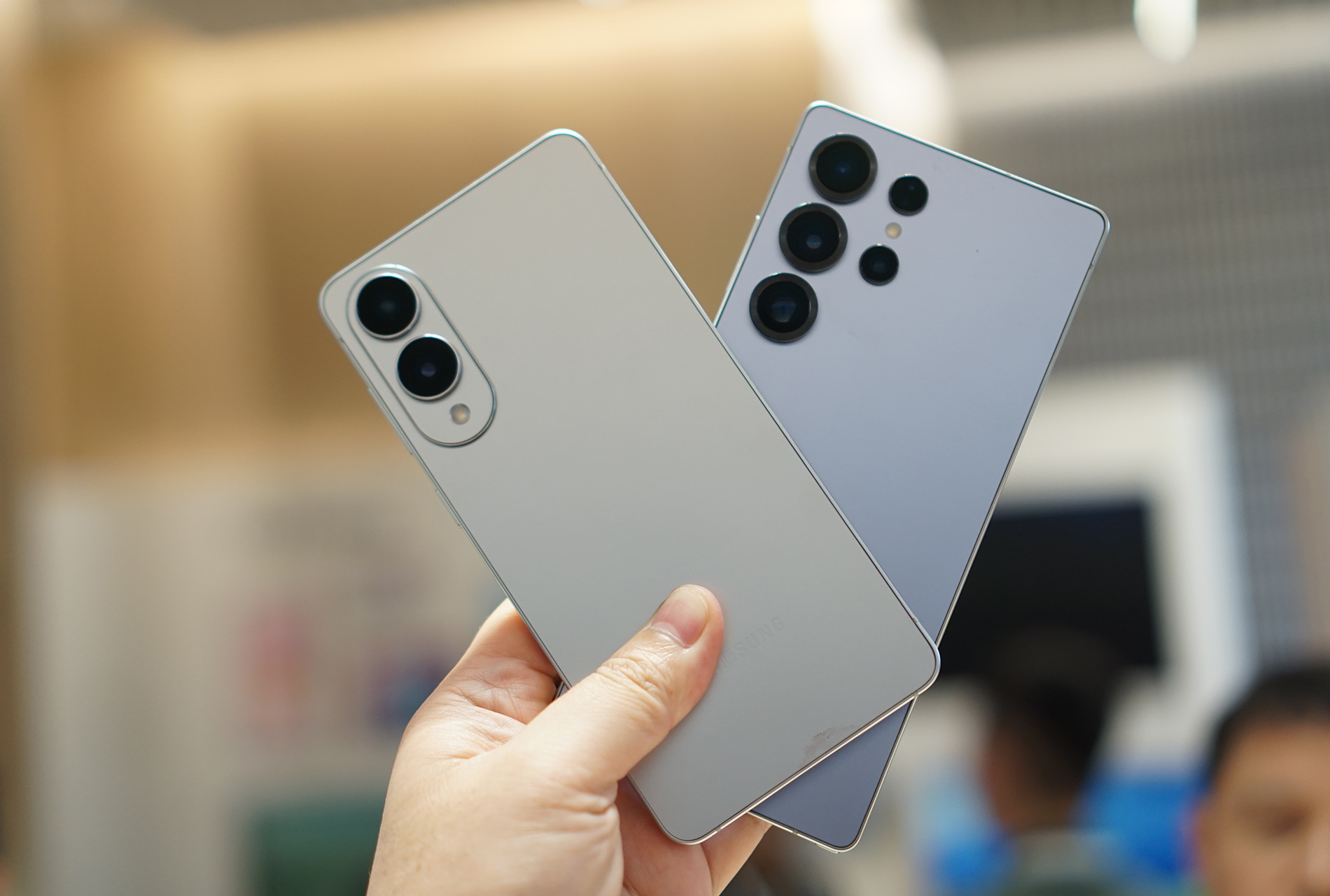 Cận cảnh smartphone mỏng 5,8 mm, giá bán 30 triệu đồng từ Samsung- Ảnh 11. Cận cảnh smartphone mỏng 5,8 mm, giá bán 30 triệu đồng từ Samsung- Ảnh 11.