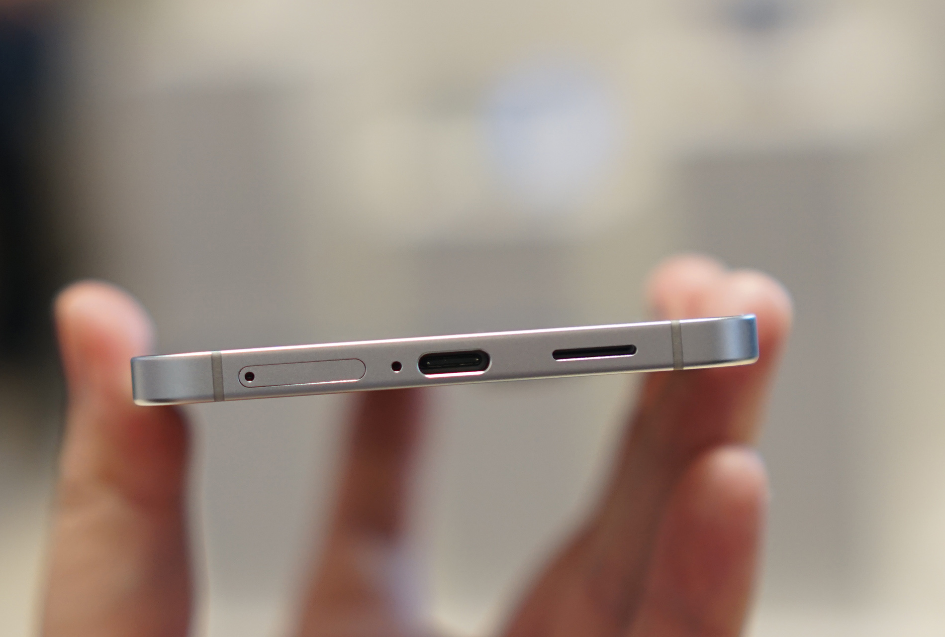 Cận cảnh smartphone mỏng 5,8 mm, giá bán 30 triệu đồng từ Samsung- Ảnh 6. Cận cảnh smartphone mỏng 5,8 mm, giá bán 30 triệu đồng từ Samsung- Ảnh 6.