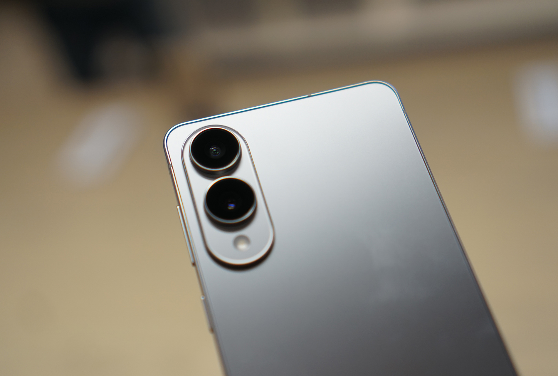 Cận cảnh smartphone mỏng 5,8 mm, giá bán 30 triệu đồng từ Samsung- Ảnh 5. Cận cảnh smartphone mỏng 5,8 mm, giá bán 30 triệu đồng từ Samsung- Ảnh 5.