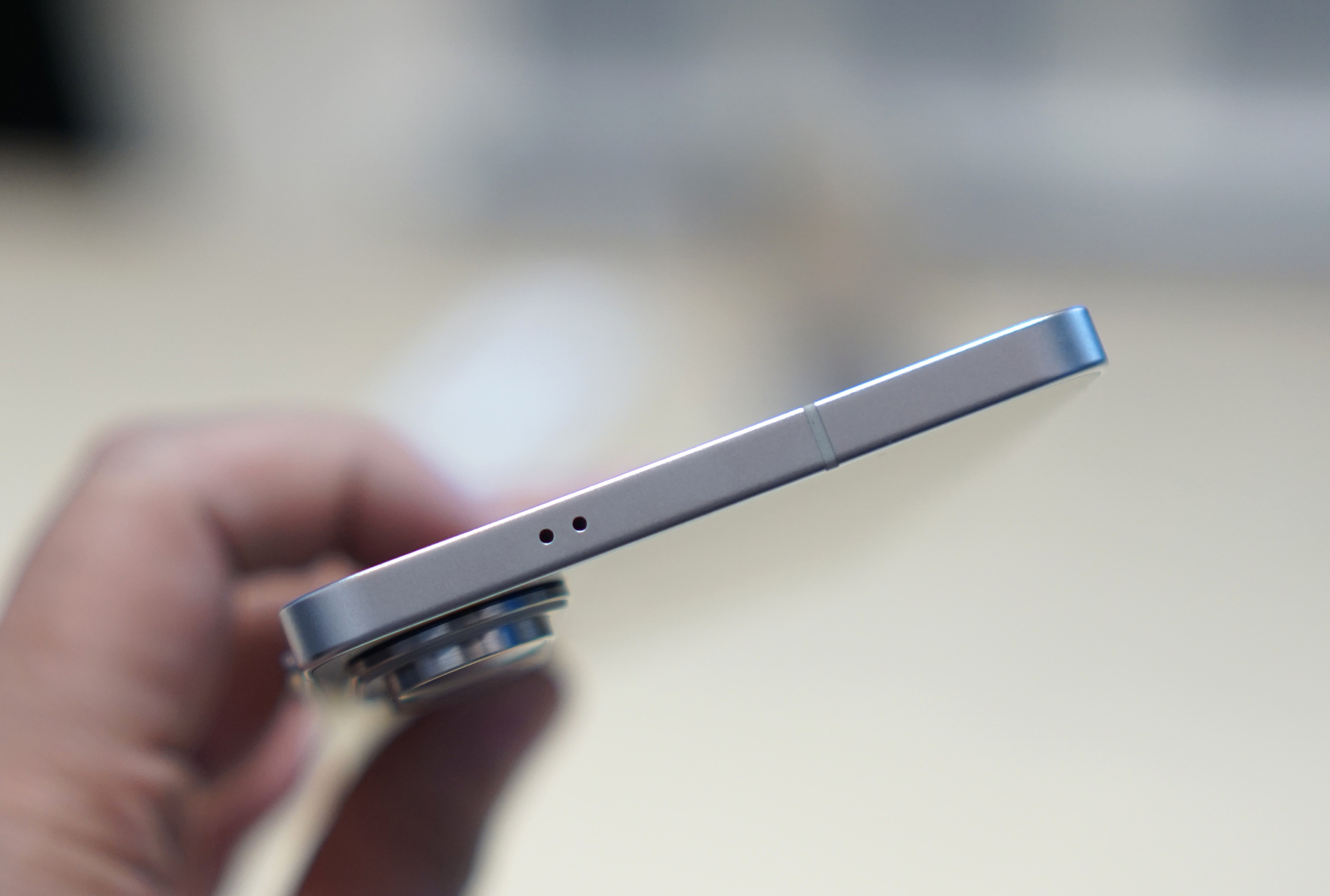 Cận cảnh smartphone mỏng 5,8 mm, giá bán 30 triệu đồng từ Samsung- Ảnh 7. Cận cảnh smartphone mỏng 5,8 mm, giá bán 30 triệu đồng từ Samsung- Ảnh 7.