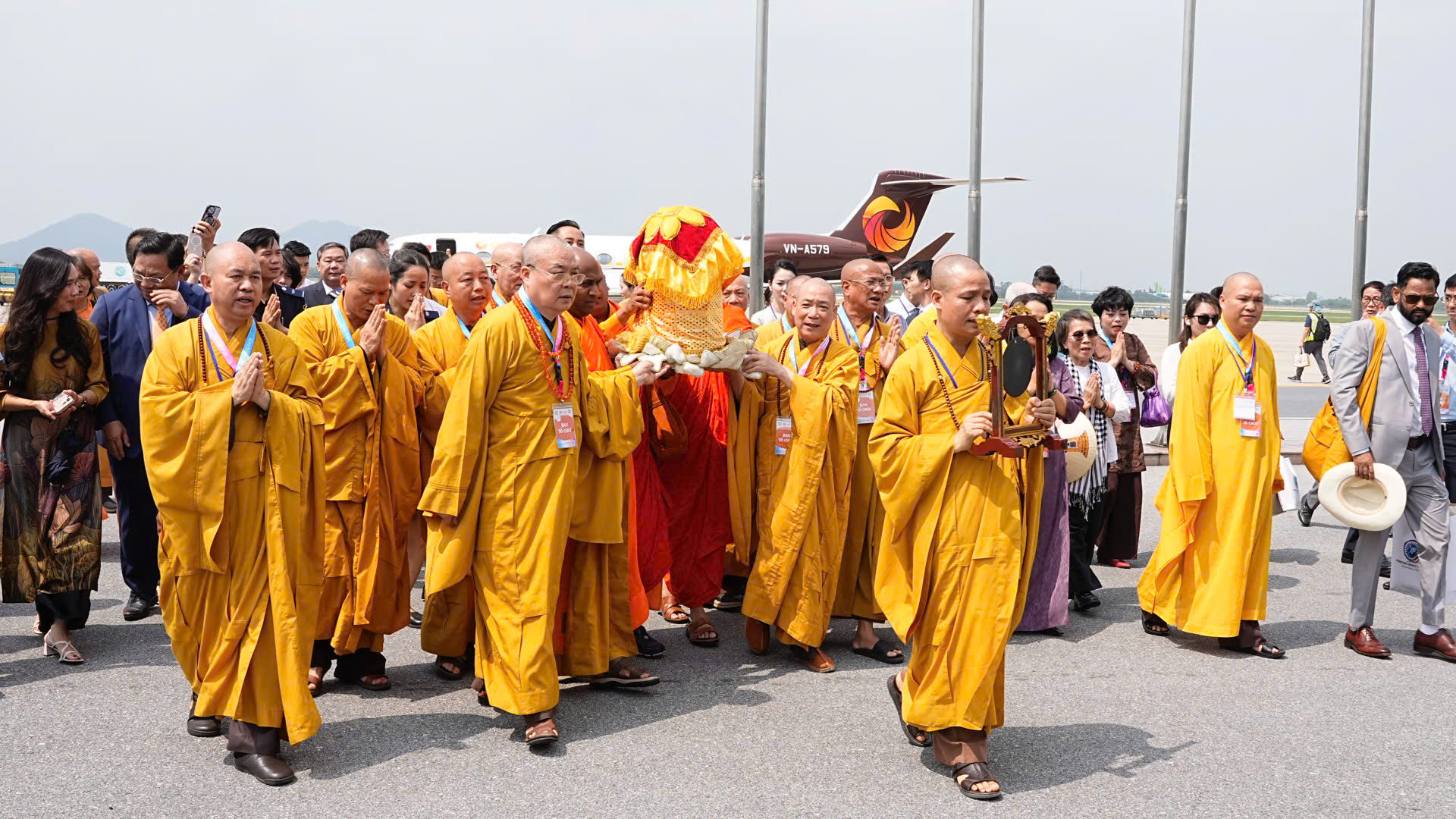 Cung rước xá lợi Phật tại sân bay Nội Bài- Ảnh 4. Cung rước xá lợi Phật tại sân bay Nội Bài- Ảnh 4.