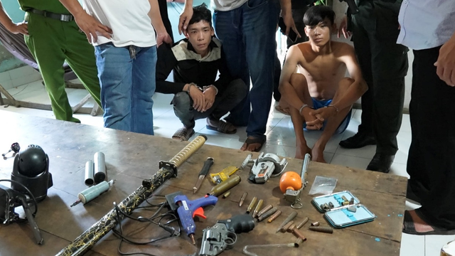 Khám xét khẩn cấp nhà và xe của Lê Nguyễn Nhật Hoài- Ảnh 5. Khám xét khẩn cấp nhà và xe của Lê Nguyễn Nhật Hoài- Ảnh 5.