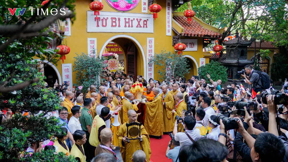 Hàng ngàn người dân Hà Nội cung rước Xá lợi Phật về chùa Quán Sứ- Ảnh 4. Hàng ngàn người dân Hà Nội cung rước Xá lợi Phật về chùa Quán Sứ- Ảnh 4.