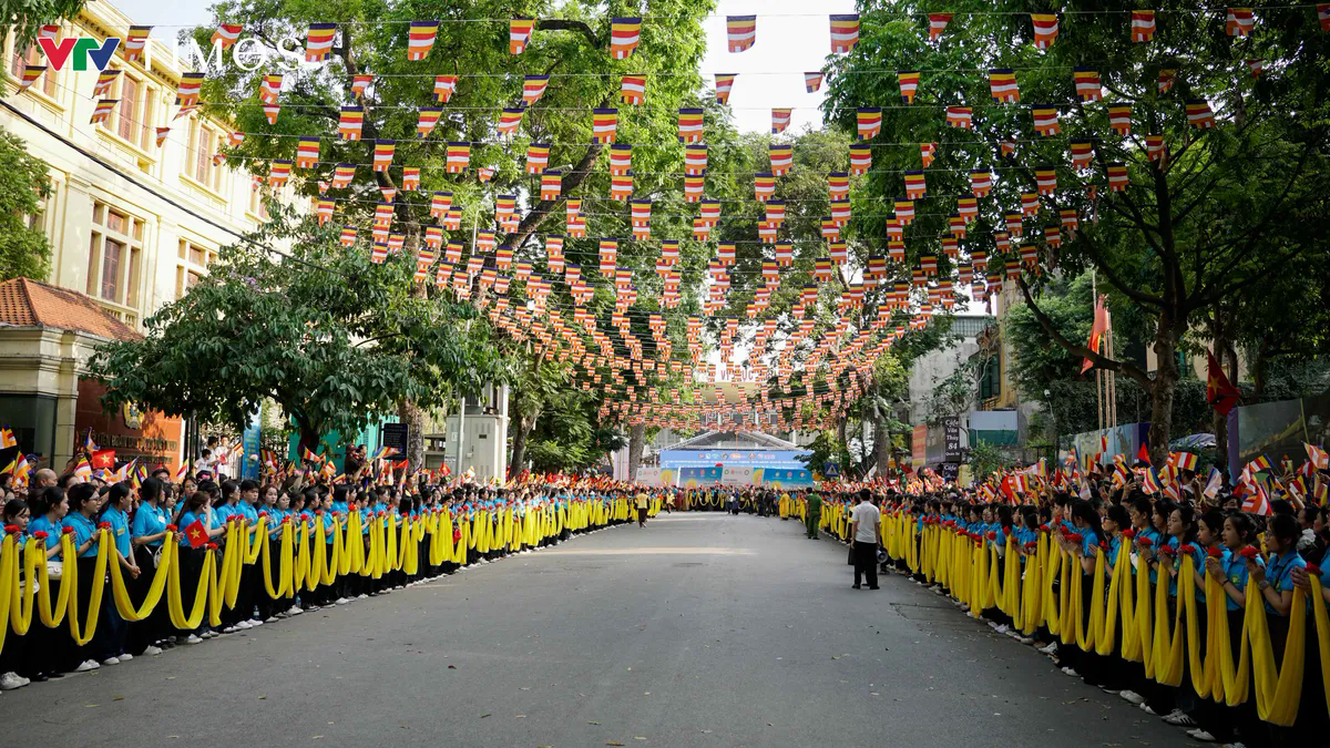 Hàng ngàn người dân Hà Nội cung rước Xá lợi Phật về chùa Quán Sứ- Ảnh 6. Hàng ngàn người dân Hà Nội cung rước Xá lợi Phật về chùa Quán Sứ- Ảnh 6.