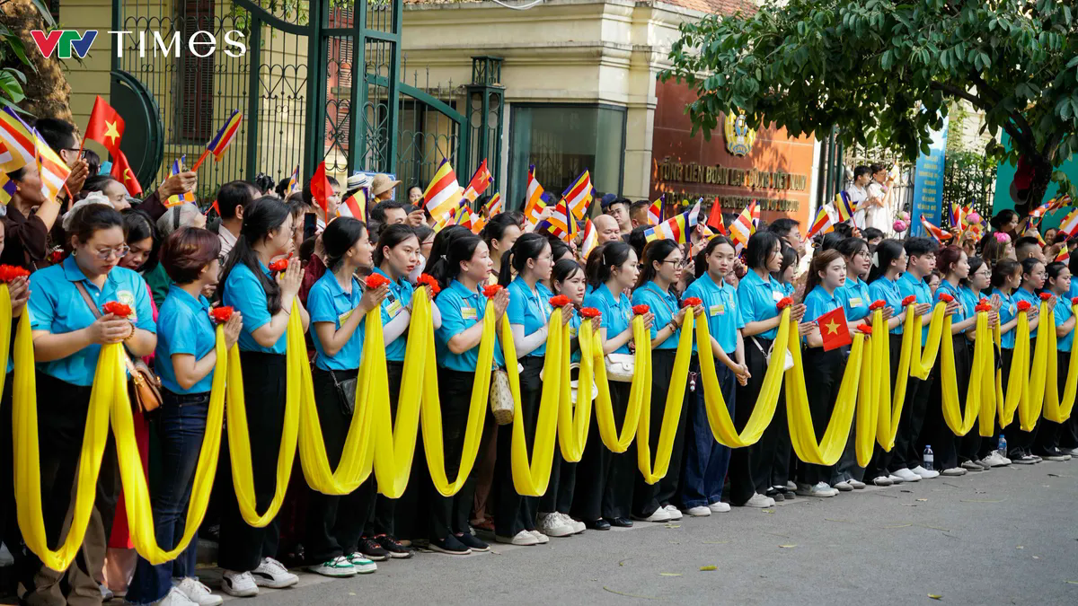 Hàng ngàn người dân Hà Nội cung rước Xá lợi Phật về chùa Quán Sứ- Ảnh 7. Hàng ngàn người dân Hà Nội cung rước Xá lợi Phật về chùa Quán Sứ- Ảnh 7.