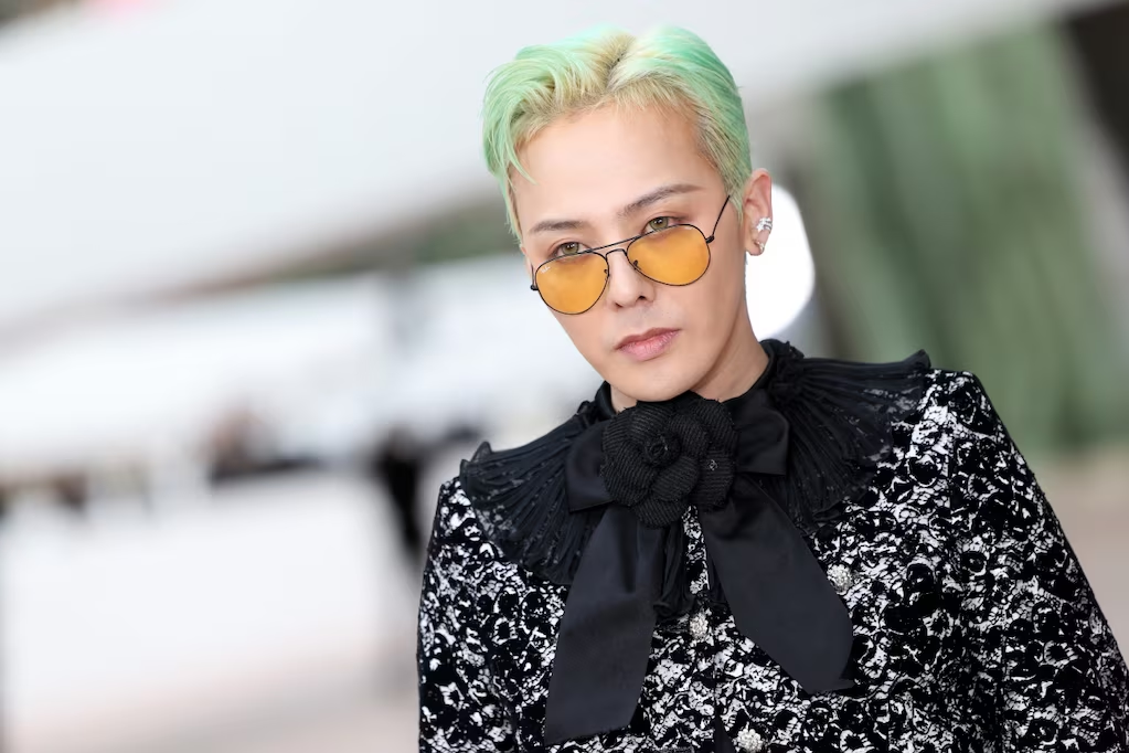 Bí ẩn bông hoa cúc G-Dragon và đại nhạc hội thương hiệu đáng chú ý nhất hè 2025: Ông hoàng K-pop khiến fan dậy sóng- Ảnh 2. Bí ẩn bông hoa cúc G-Dragon và đại nhạc hội thương hiệu đáng chú ý nhất hè 2025: Ông hoàng K-pop khiến fan dậy sóng- Ảnh 2.