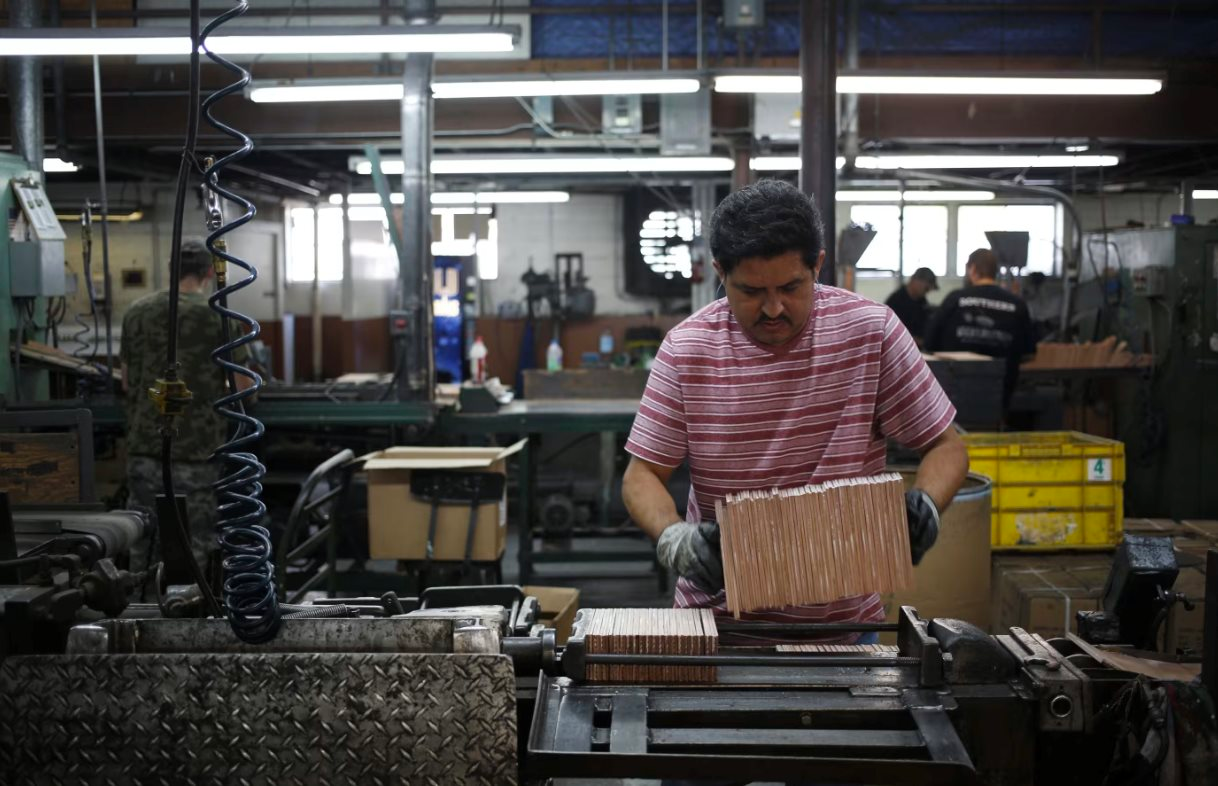 Mỹ - Trung hạ thuế xuống 30%, loạt doanh nghiệp sốt sắng 'tận dụng thời cơ' nhập thêm hàng nhưng vẫn 'than trời' vì thuế mới 'quá cao'- Ảnh 1. Mỹ - Trung hạ thuế xuống 30%, loạt doanh nghiệp sốt sắng 'tận dụng thời cơ' nhập thêm hàng nhưng vẫn 'than trời' vì thuế mới 'quá cao'- Ảnh 1.