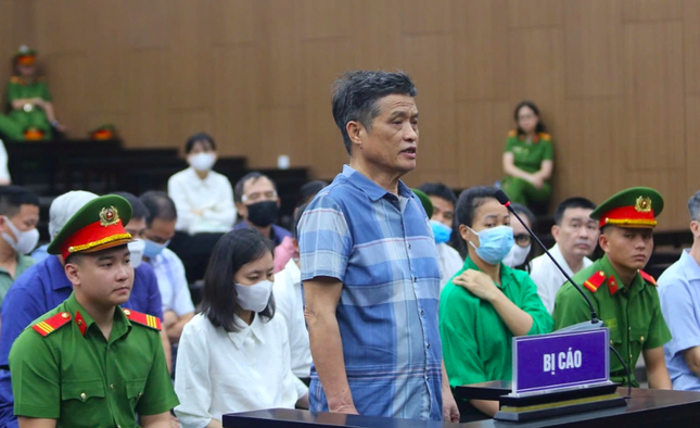 Cựu tổng cục trưởng khai 'giật mình' với túi quà sinh nhật có 500 triệu đồng- Ảnh 1. Cựu tổng cục trưởng khai 'giật mình' với túi quà sinh nhật có 500 triệu đồng- Ảnh 1.