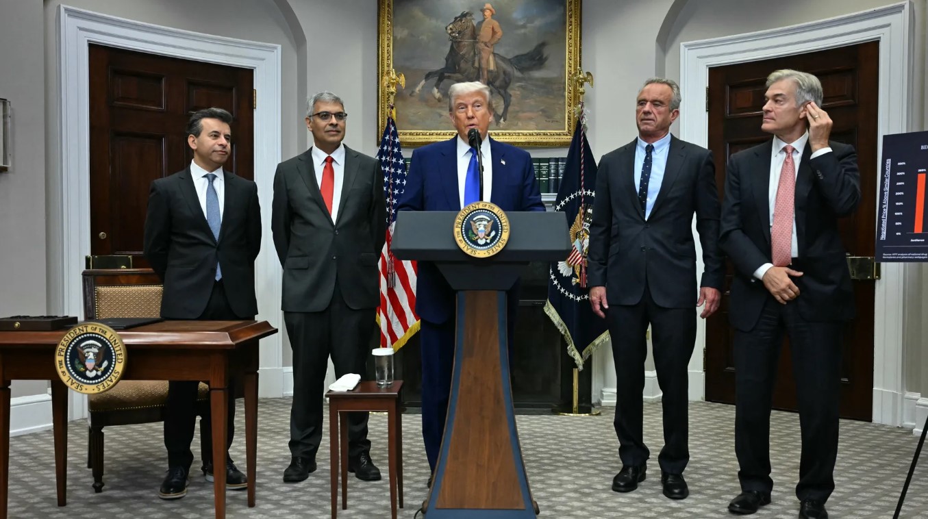 Ông Trump "hạ nhiệt" thương chiến với Trung Quốc nhưng "tung đòn" mới nhắm vào EU: Ai là đối thủ thật sự?- Ảnh 1. Ông Trump "hạ nhiệt" thương chiến với Trung Quốc nhưng "tung đòn" mới nhắm vào EU: Ai là đối thủ thật sự?- Ảnh 1.