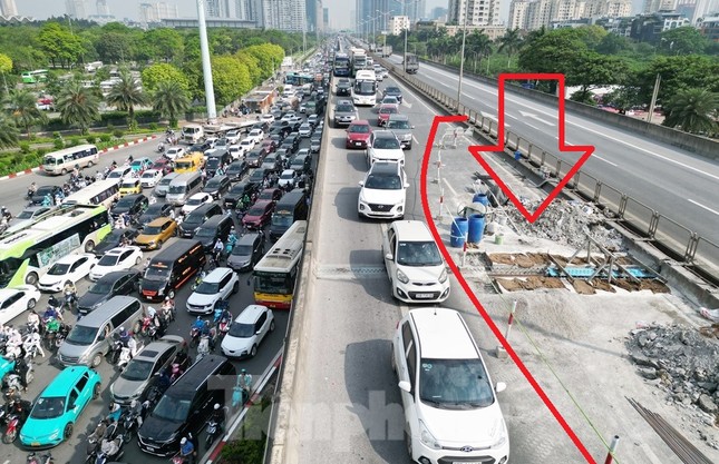 Hà Nội: Đường trên cao Vành đai 3 tiếp tục ùn tắc- Ảnh 1. Hà Nội: Đường trên cao Vành đai 3 tiếp tục ùn tắc- Ảnh 1.