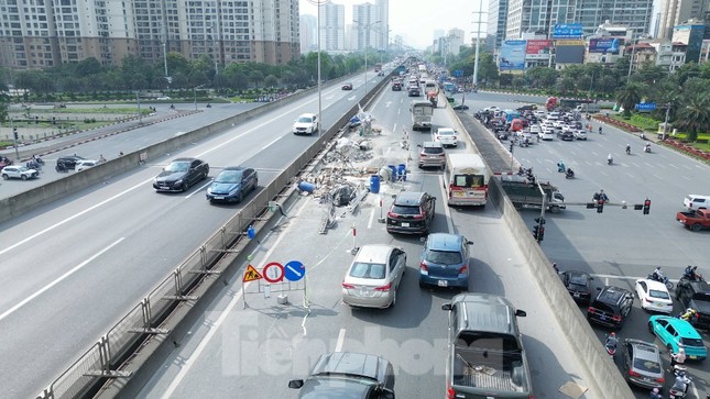 Hà Nội: Đường trên cao Vành đai 3 tiếp tục ùn tắc- Ảnh 2. Hà Nội: Đường trên cao Vành đai 3 tiếp tục ùn tắc- Ảnh 2.