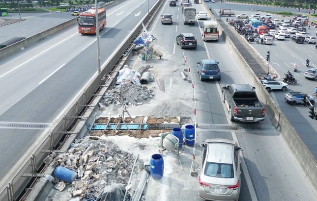 Hà Nội: Đường trên cao Vành đai 3 tiếp tục ùn tắc- Ảnh 3. Hà Nội: Đường trên cao Vành đai 3 tiếp tục ùn tắc- Ảnh 3.