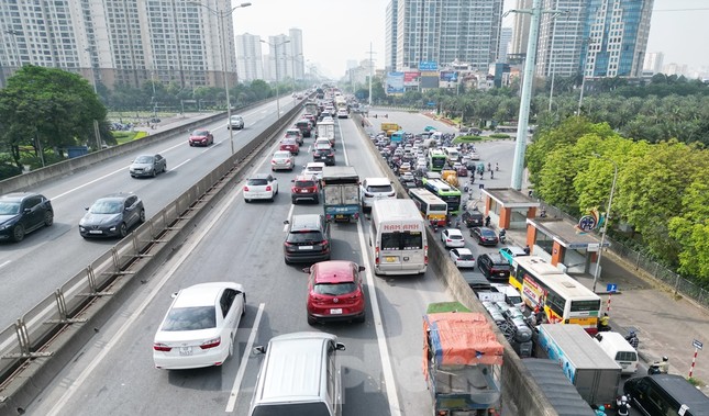 Hà Nội: Đường trên cao Vành đai 3 tiếp tục ùn tắc- Ảnh 4. Hà Nội: Đường trên cao Vành đai 3 tiếp tục ùn tắc- Ảnh 4.