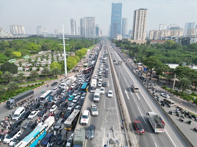 Hà Nội: Đường trên cao Vành đai 3 tiếp tục ùn tắc- Ảnh 5. Hà Nội: Đường trên cao Vành đai 3 tiếp tục ùn tắc- Ảnh 5.