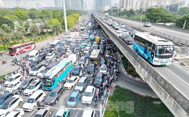 Hà Nội: Đường trên cao Vành đai 3 tiếp tục ùn tắc- Ảnh 6. Hà Nội: Đường trên cao Vành đai 3 tiếp tục ùn tắc- Ảnh 6.