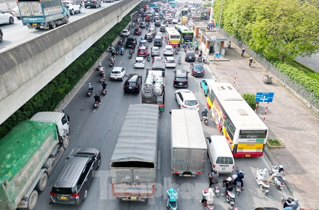 Hà Nội: Đường trên cao Vành đai 3 tiếp tục ùn tắc- Ảnh 7. Hà Nội: Đường trên cao Vành đai 3 tiếp tục ùn tắc- Ảnh 7.
