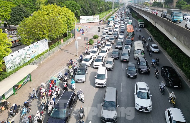 Hà Nội: Đường trên cao Vành đai 3 tiếp tục ùn tắc- Ảnh 8. Hà Nội: Đường trên cao Vành đai 3 tiếp tục ùn tắc- Ảnh 8.