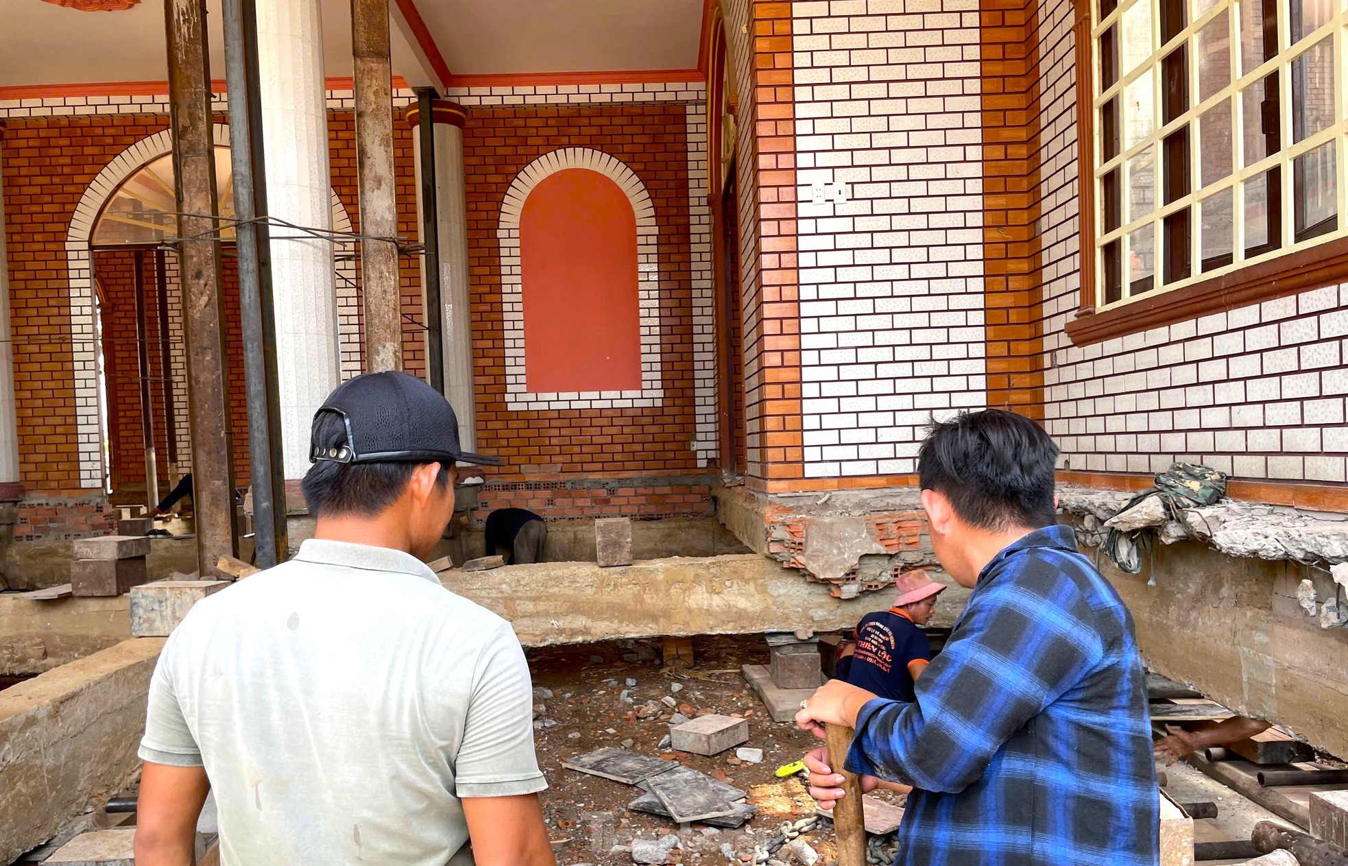 Tận thấy biệt thự trên 1.000 tấn được 'thần đèn' di dời để làm Vành đai 3 TPHCM- Ảnh 3. Tận thấy biệt thự trên 1.000 tấn được 'thần đèn' di dời để làm Vành đai 3 TPHCM- Ảnh 3.