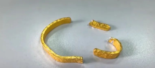 Vòng vàng chảy chất lỏng lạ và mất luôn 1.7 gram, chủ cửa hàng đáp trả bằng 1 câu khiến ai cũng phẫn nộ- Ảnh 4. Vòng vàng chảy chất lỏng lạ và mất luôn 1.7 gram, chủ cửa hàng đáp trả bằng 1 câu khiến ai cũng phẫn nộ- Ảnh 4.